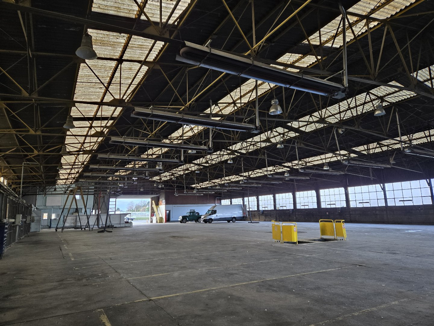 A louer - bâtiment d'activités de 2 400 m2 à Chambray-lès-To