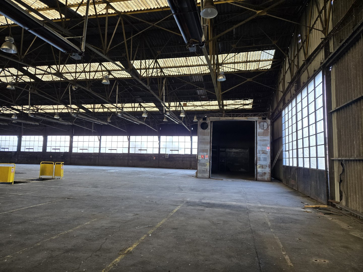 A louer - bâtiment d'activités de 1 000 m2 à Chambray-lès-To