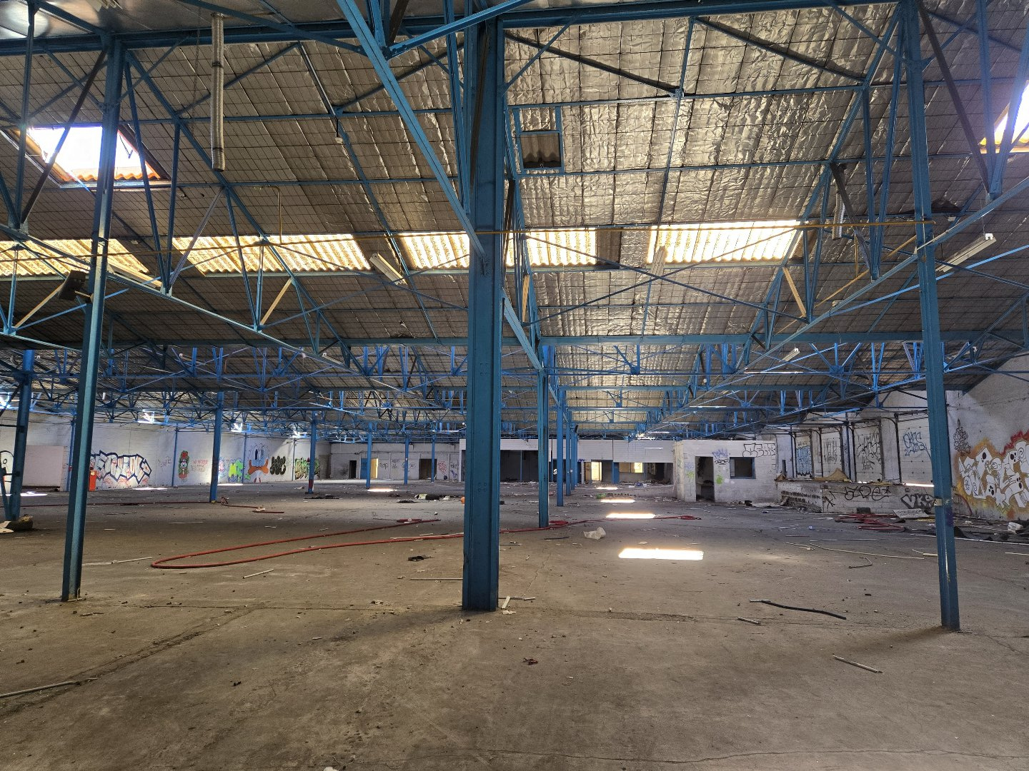 A vendre - bâtiment d'activités de 6 695 m2 à rénover - Sain